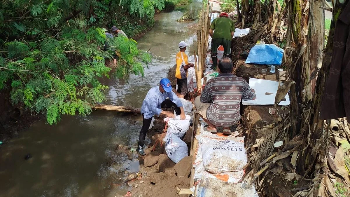 Tembok Penahan Tanah (TPT) di Cileunyi ambruk/Yanuar/Jabar Ekspres/