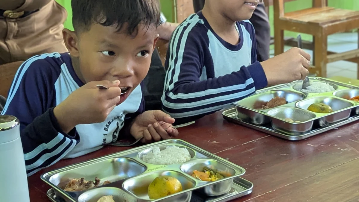 Program Makan Bergizi Gratis (MBG) dilaksanakan di salah satu sekolah dasar di Kecamatan Banjarsari Kabupaten Ciamis Jawa Barat belum lama ini. (Cecep Herdi/Jabar Ekspres)