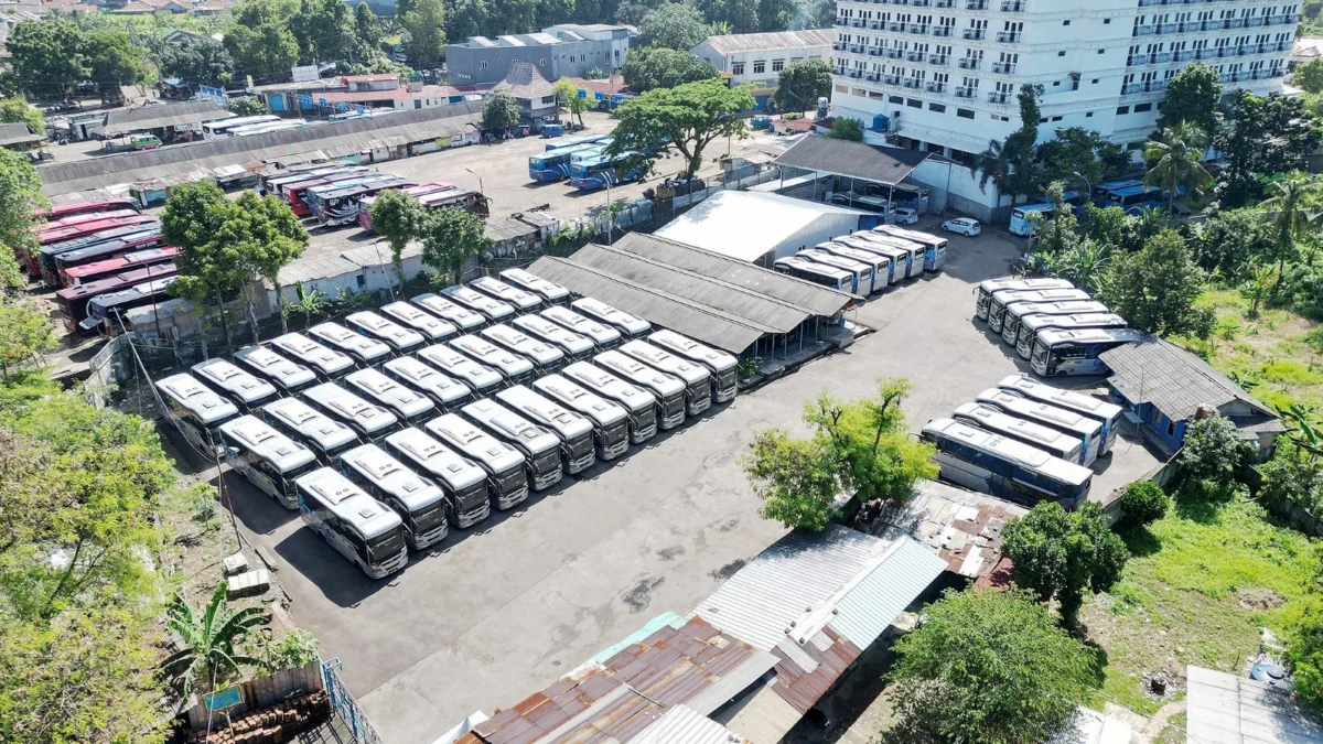 Puluhan armada Biskita Trans Pakuan terparkir di Shelter Bubulak, Kota Bogor. (Dok. Diskominfo Kota Bogor)