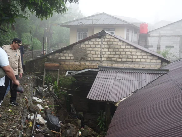 Pj Bupati Bogor, Bachril Bakri saat meninjau rumah terdampak banjir di Cisarua, Rabu (29/1). Foto: Diskominfo