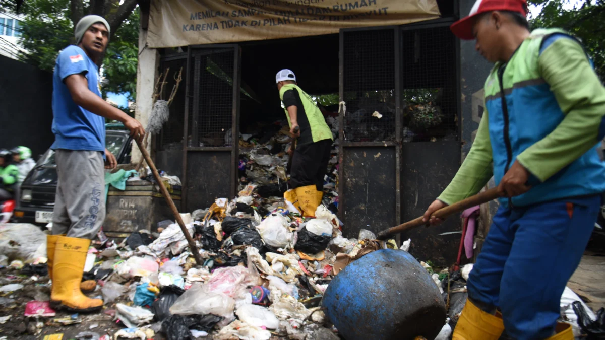 Petugas kebersihan mengambil sampah warga di TPS RW 14 Tamansari, Kota Bandung, Kamis (30/1). Foto: Dimas Rachmatsyah / Jabar Ekspres