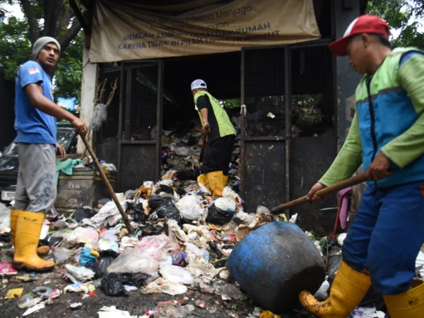Petugas kebersihan mengambil sampah warga di TPS RW 14 Tamansari, Kota Bandung, Kamis (30/1). Foto: Dimas Rachmatsyah / Jabar Ekspres