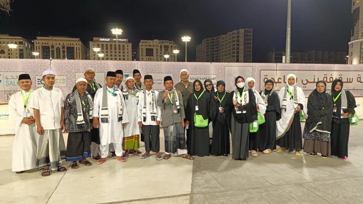 Rombongan jemaah umrah yang diduga mengalami penipuan oleh agen penyalur asal Rancah Ciamis berinisial 'I', berfoto di tanah suci. Mereka terpaksa mengeluarkan biaya lagi setelah sebagian uang umrah dibawa kabur pelaku. (Istimewa)