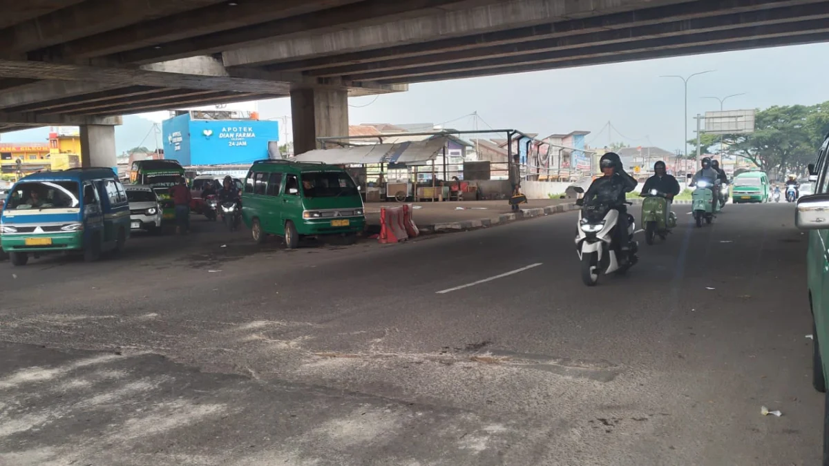 Sejumlah angkot ngetem dan PKL liar berdiri di kawasan Simpang Susun Cileunyi alias di bawah flyover Tol Cisumdawu, yang berada di wilayah Desa Cileunyi Wetan, Kecamatan Cileunyi, Kabupaten Bandung. (Yanuar/Jabar Ekspres)