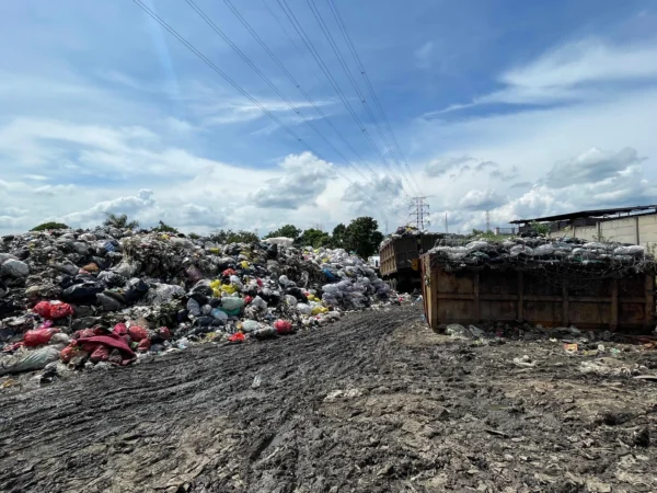 Usai libur panjang akhir pekan, ratusan ton sampah tertahan di UPT kebersihan di Jalan Raya Gedong Lima Padalarang, Bandung Barat. Kamis (30/1). Dok Jabar Ekspres/wit