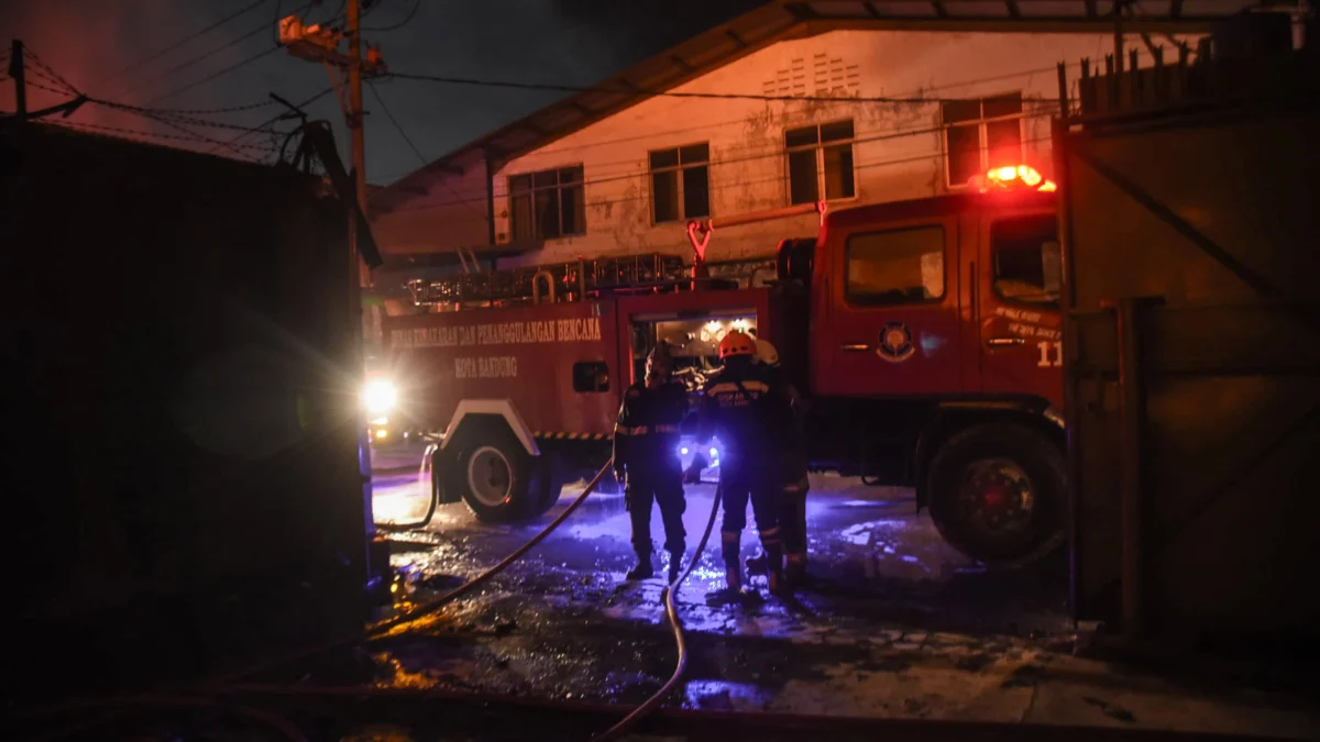 Petugas pemadam kebakaran berusaha memadamkan api yang membakar pabrik di Kawasan Industri Sadang-Rahayu,Kampung Sadang, Desa Rahayu, Banceuy, Kecamatan Margaasiah, Kabupaten Bandung, Kamis (30/1). Foto: Dimas Rachmatsyah / Jabar Ekspres