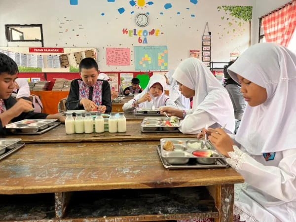 Sejumlah Siswq-Siswi SDN Pasirkaliki Mandiri 1 Kita Cimahi saat Menyantap Makanan Bergizi Gratis (mong)