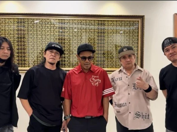 Tangkap Layar Para Personel Jamrud, (Kiri ke Kanan) Mochamad Irwan (Gitar), Ricky Teddy (Bass), Krisyanto (Vocal), Aziz MS (Gitar), dan Danby Rachman (Drum) (Instagram: Jamrud_Official)
