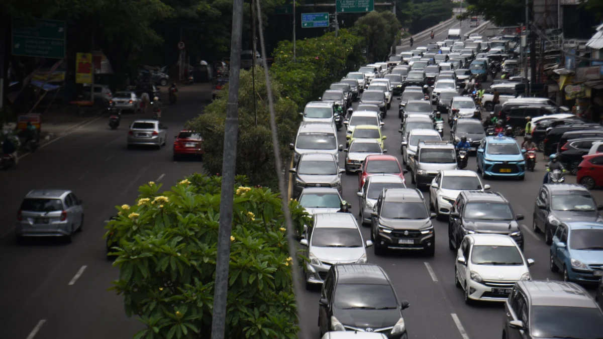 Kendaraan terjebak kemacetan di ruas jalan Pasteur, Kota Bandung. Foto: Dimas Rachmatsyah / Jabar Ekspres