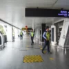 Petugas Avsec melakukan patroli di pintu keberangkatan dan kedatangan domestik Bandara Husein Sastranegara, Kota Bandung, Jum'at (17/1). Foto: Dimas Rachmatsyah / Jabar Ekspres