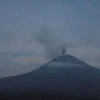 Gunung Semeru erupsi sebanyak 10 kali di awal Tahun Baru 2025. (Foto/ANTARA)