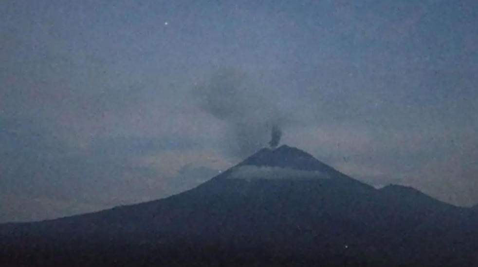 Gunung Semeru erupsi sebanyak 10 kali di awal Tahun Baru 2025. (Foto/ANTARA)