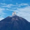 Gunung Semeru erupsi disertai letusan 700 meter pada Jumat (3/12/2025) pagi. (foto/ANTARA)