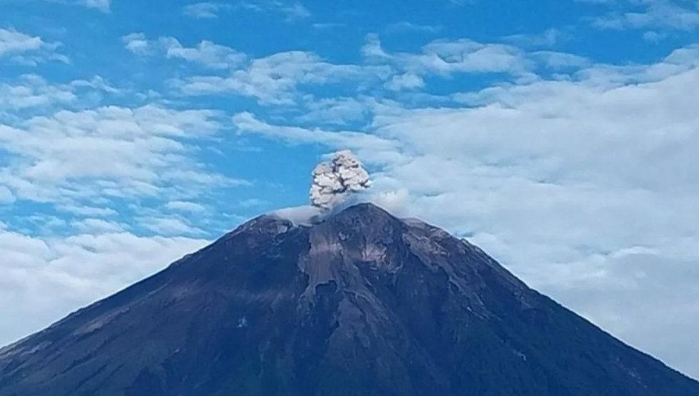 Gunung Semeru erupsi disertai letusan 700 meter pada Jumat (3/12/2025) pagi. (foto/ANTARA)