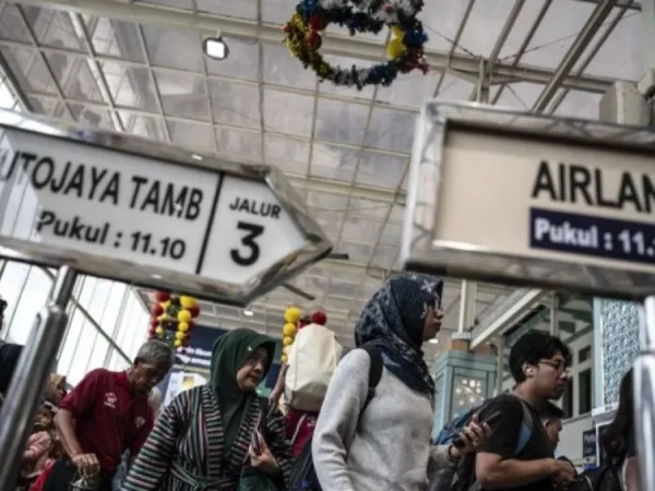 Ilustrasi sejumlah penumpang akan masuk ke Kereta Api. (foto/ANTARA)