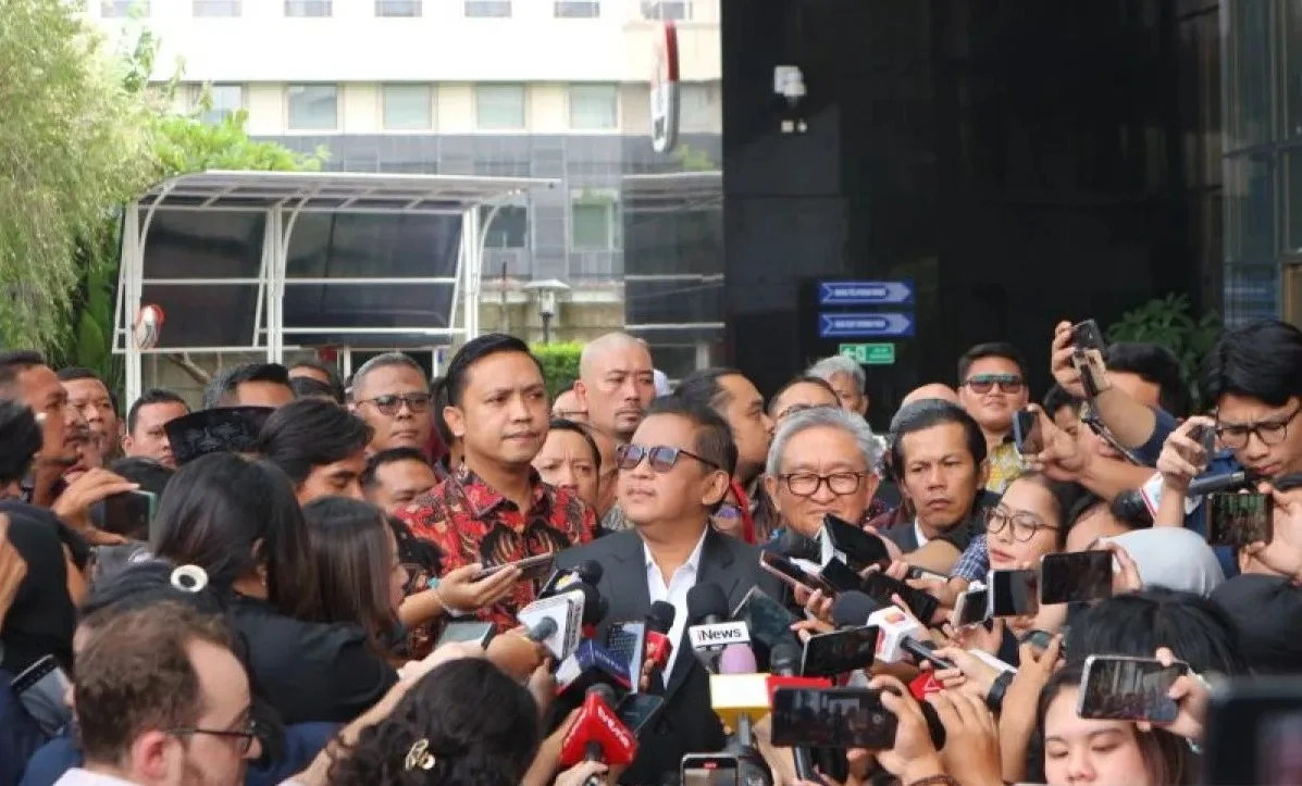 Hasto didampingi puluhan kuasa hukum memenuhi panggilan pemeriksaan di Gedung Merah Putih KPK, Jakarta, Senin (13/1/2025). (Foto: ANTARA)