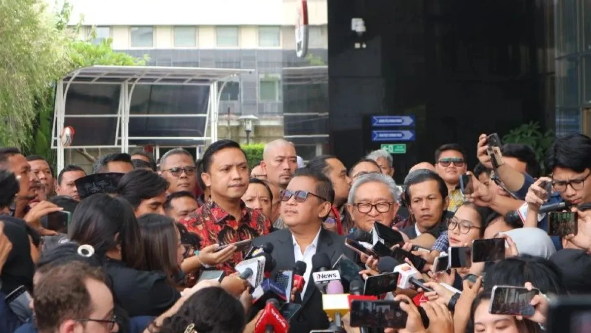 Hasto didampingi puluhan kuasa hukum memenuhi panggilan pemeriksaan di Gedung Merah Putih KPK, Jakarta, Senin (13/1/2025). (Foto: ANTARA)