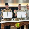 Menteri Pertanian (Mentan) Andi Amran Sulaiman dan Menteri Transmigrasi (Mentrans) Iftitas Sulaiman melakukan penandatanganan Memorandum of Understanding di Jakarta, Kamis (9/1/2025). (foto/ANTARA)