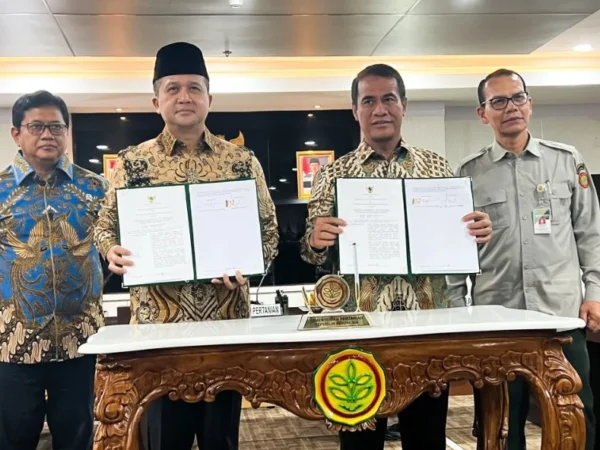 Menteri Pertanian (Mentan) Andi Amran Sulaiman dan Menteri Transmigrasi (Mentrans) Iftitas Sulaiman melakukan penandatanganan Memorandum of Understanding di Jakarta, Kamis (9/1/2025). (foto/ANTARA)