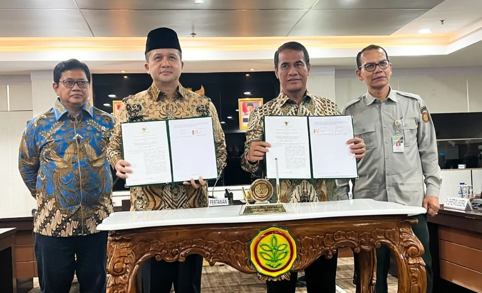 Menteri Pertanian (Mentan) Andi Amran Sulaiman dan Menteri Transmigrasi (Mentrans) Iftitas Sulaiman melakukan penandatanganan Memorandum of Understanding di Jakarta, Kamis (9/1/2025). (foto/ANTARA)