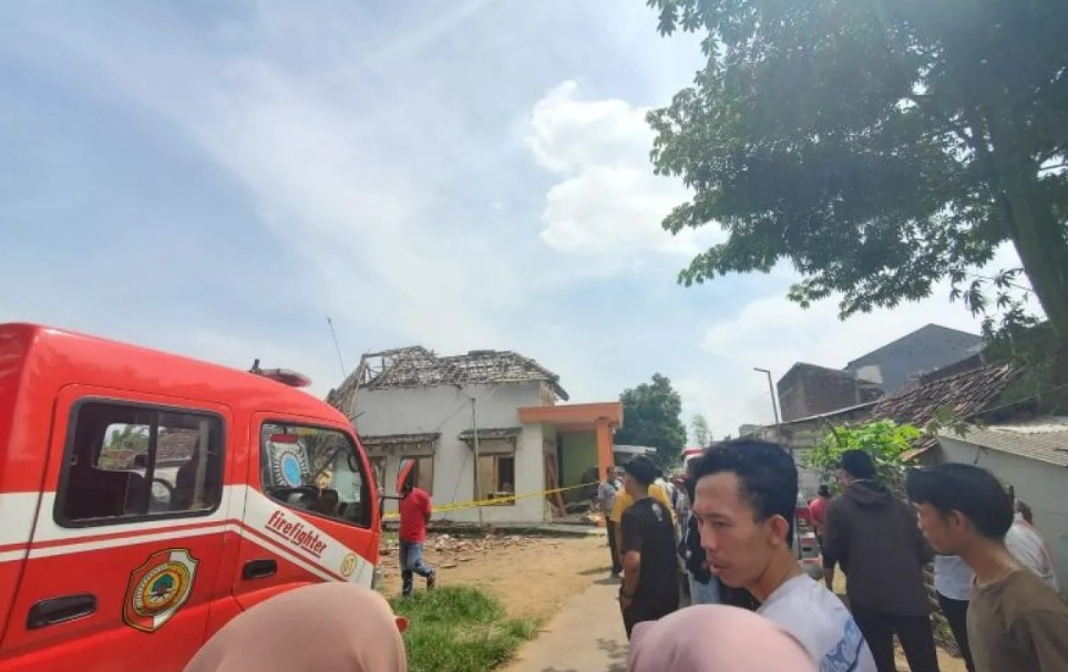 Rumah warga meledak dan mengakibatkan dua orang meninggal di Kabupaten Mojokerto. (foto/ANTARA)