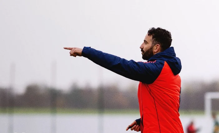 Ruben Amorim saat memberikan arahan kepada Manchester United di sesi latihan. (Instagram / Manchesterunited)