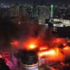 Kebakaran terjadi di Glodok Plaza, Tamansari, Jakarta Barat pada Rabu (15/1/2025) malam. (foto/ANTARA)