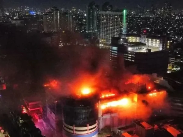 Kebakaran terjadi di Glodok Plaza, Tamansari, Jakarta Barat pada Rabu (15/1/2025) malam. (foto/ANTARA)