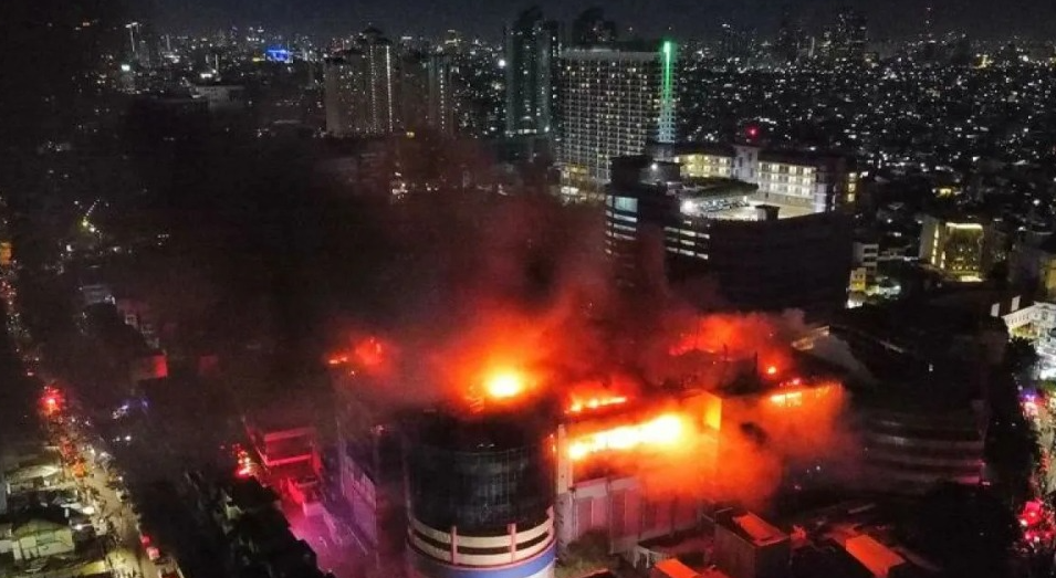 Kebakaran terjadi di Glodok Plaza, Tamansari, Jakarta Barat pada Rabu (15/1/2025) malam. (foto/ANTARA)