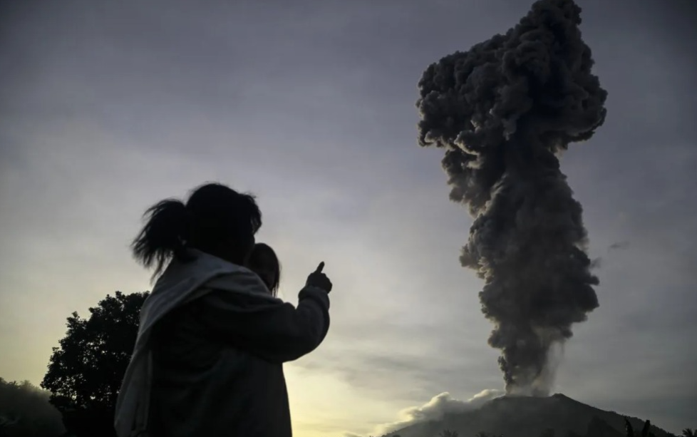 Gunung Ibu di Kabupaten Halmahera Barat, Provinsi Maluku Utara kembali erupsi pada Rabu (15/1/2025) siang. (foto/ANTARA)