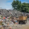 Tumpukan sampah di area belakang Pasar Induk Gedebage, Kota Bandung, Kamis (2/1). Foto: Dimas Rachmatsyah / Jabar Ekspres