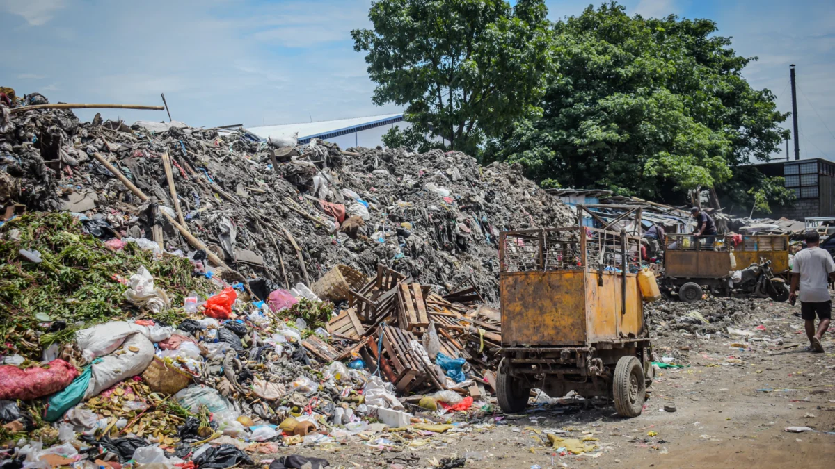 Tumpukan sampah di area belakang Pasar Induk Gedebage, Kota Bandung, Kamis (2/1). Foto: Dimas Rachmatsyah / Jabar Ekspres