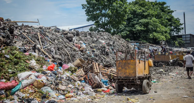 Tumpukan sampah di area belakang Pasar Induk Gedebage, Kota Bandung, Kamis (2/1). Foto: Dimas Rachmatsyah / Jabar Ekspres