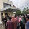 warga Desa Cimandala protes terkait dugaan pencemaran limbah oleh PT Rainbow Indah Karpet di Kantor Kecamatan Sukaraja, Kabupaten Bogor