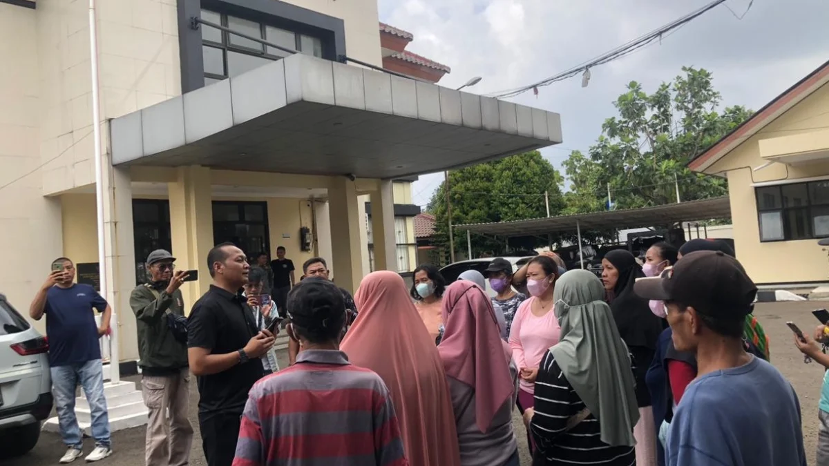 warga Desa Cimandala protes terkait dugaan pencemaran limbah oleh PT Rainbow Indah Karpet di Kantor Kecamatan Sukaraja, Kabupaten Bogor