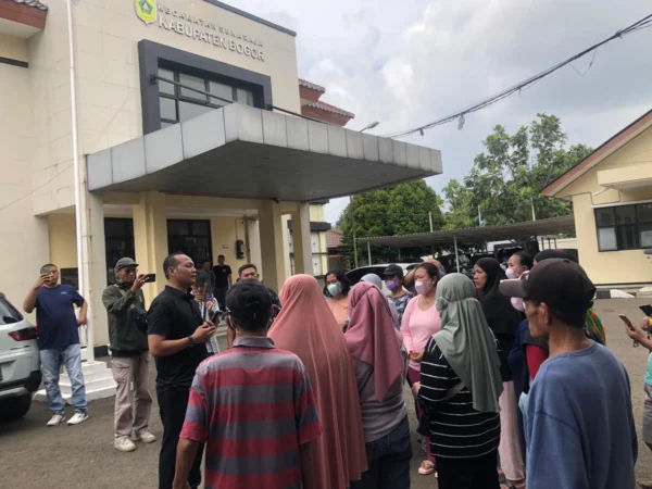 warga Desa Cimandala protes terkait dugaan pencemaran limbah oleh PT Rainbow Indah Karpet di Kantor Kecamatan Sukaraja, Kabupaten Bogor