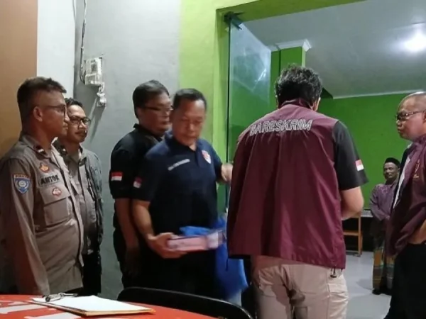 Penyidik Direktorat Tindak Pidana Umum (Dittipidum) Bareskrim Polri menggeledah Kantor dan rumah Kepala Desa (Kades) Kohod, Kecamatan Pakuhaji, Kabupaten Tangerang, Banten, Senin (10/2/2025) malam. (foto/ANTARA)