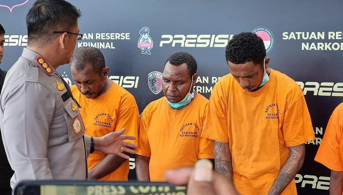 Kepala Polresta Manokwari Komisaris Besar Rivadin Benny Simangusong menunjukkan tersangka JT (tengah) yang terlibat dalam kasus penembakan Direktur LP3BH Manokwari. (foto/ANTARA)