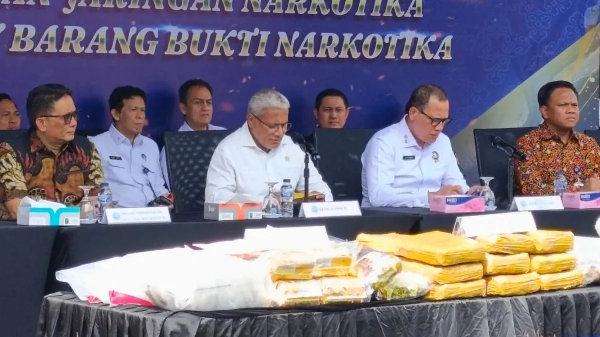 Kepala Badan Narkotika Nasional (BNN) Komjen Pol Marthinus Hukom (kedua dari kiri). (foto/ANTARA)