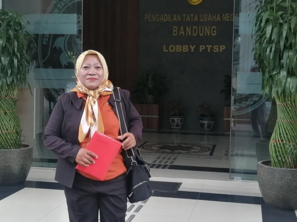 Aktivis pembela hak perempuan, Siti Erni saat mendampingi mantan Bapeitbanda KBB, Rini Sartika di PTUN Bandung. Dok istimewa