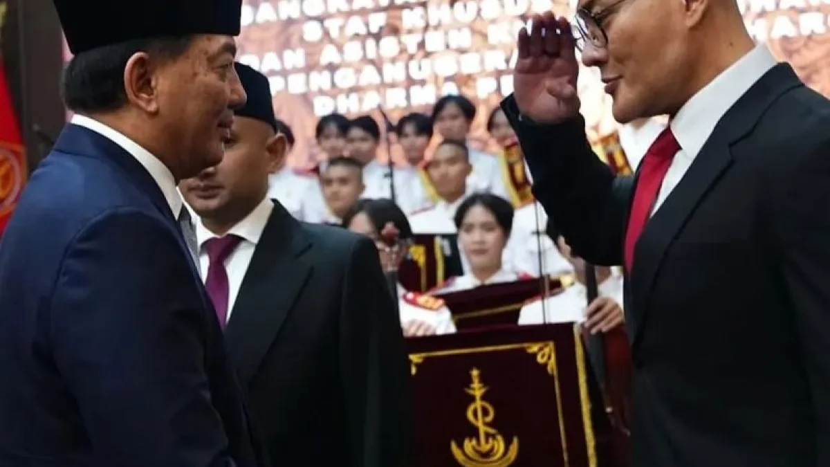 Menteri Pertahanan Sjafrie Sjamsoeddin (kiri) usai melantik Deddy Corbuzier (kanan) sebagai Staf Khusus Menteri Pertahanan di kantor Kemhan, Jakarta Pusat, Selasa (11/2/2025). (foto/ANTARA)