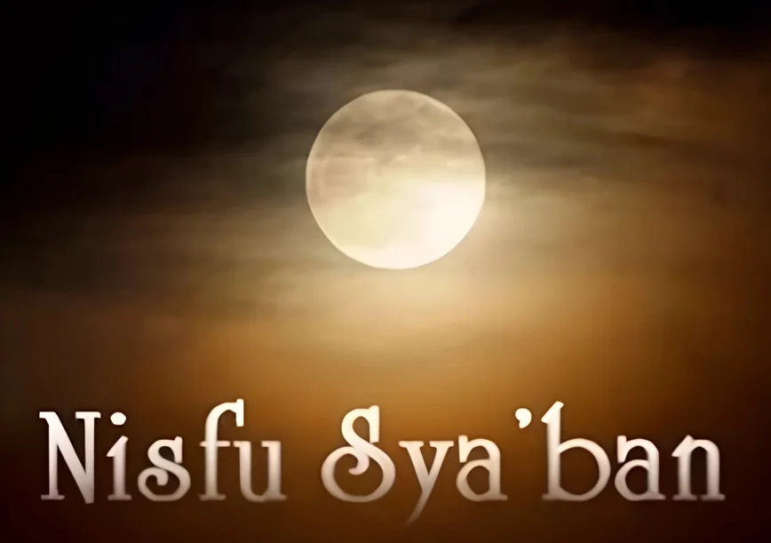 Ilustrasi membaca dzikir dan doa di malam Nisfu Sya'ban