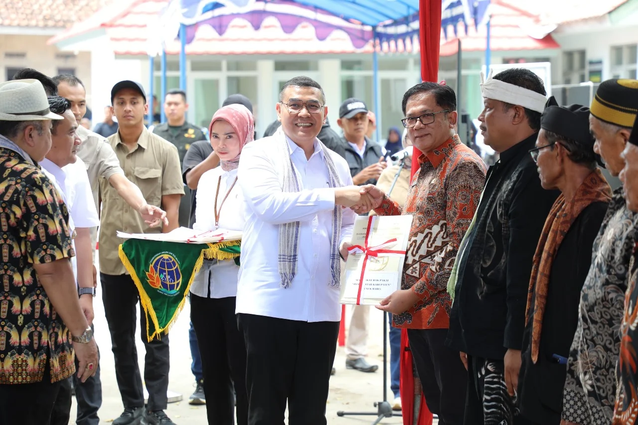 Serahkan 1.641 Sertipikat Redistribusi Tanah di Kabupaten Majalengka, Wamen Ossy: Komitmen Negara Wujudkan Keadilan dan Kesejahteraan Rakyat Kabupaten