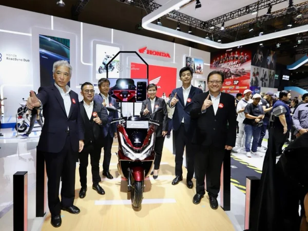 Jajaran manajemen PT Astra Honda Motor berfoto pada gelaran Indonesia International Motorshow 2025 (13/02) di booth Honda yang berlokasi di Hall C3, JIEXPO Kemayoran, Jakarta.