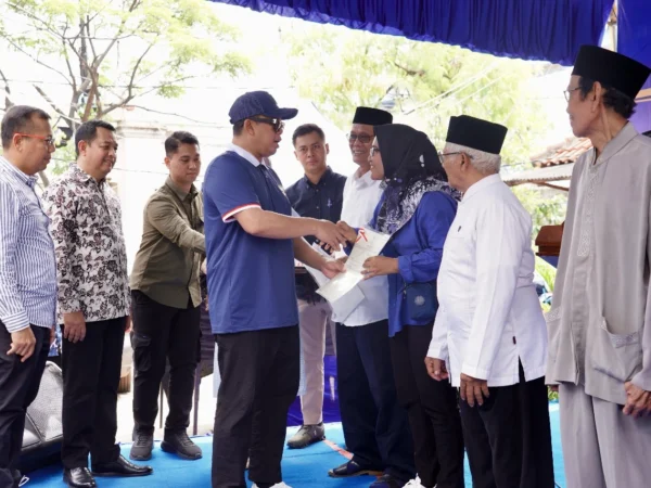 Menteri ATR/BPN Nusron Wahid menyerahkan lima Sertipikat Hak Guna Bangunan (HGB) kepada masyarakat Kampung Nelayan Komplek Bermis RW 11, Kecamatan Penjaringan, Jakarta Utara pada Minggu (16/02/2025).