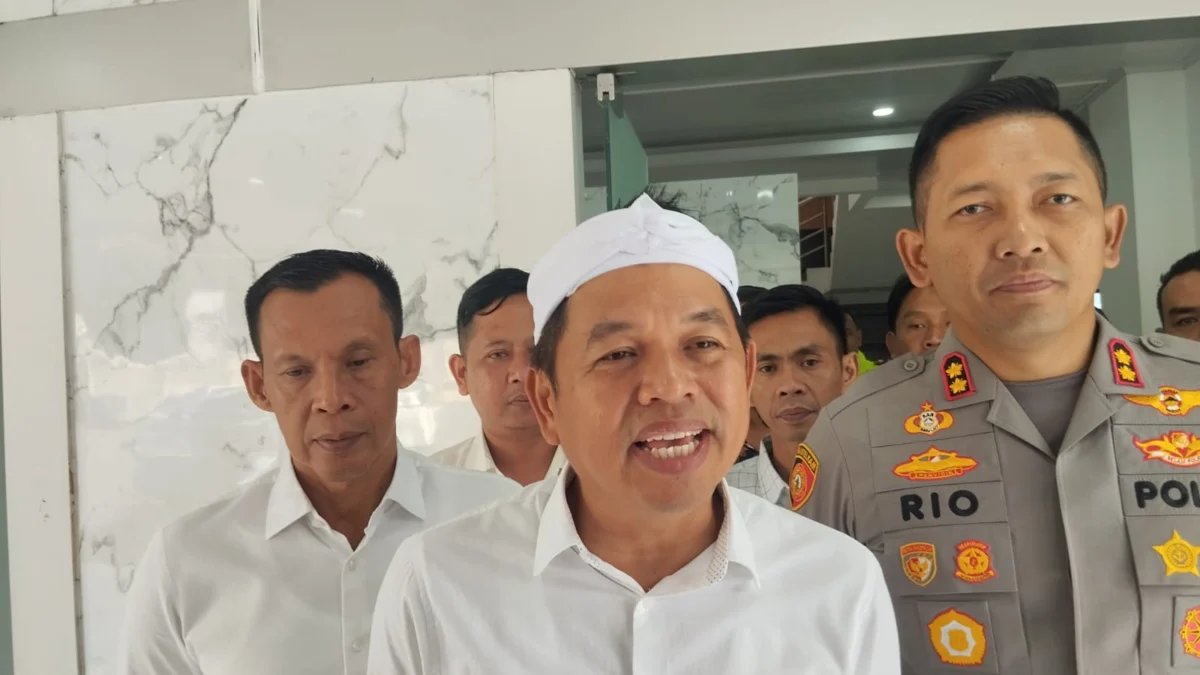 Gubernur Jabar Terpilih, Dedi Mulyadi saat memberikan keterangan kepada awak media di Mapolres Bogor, pada Sabtu (8/2). Foto : Regi