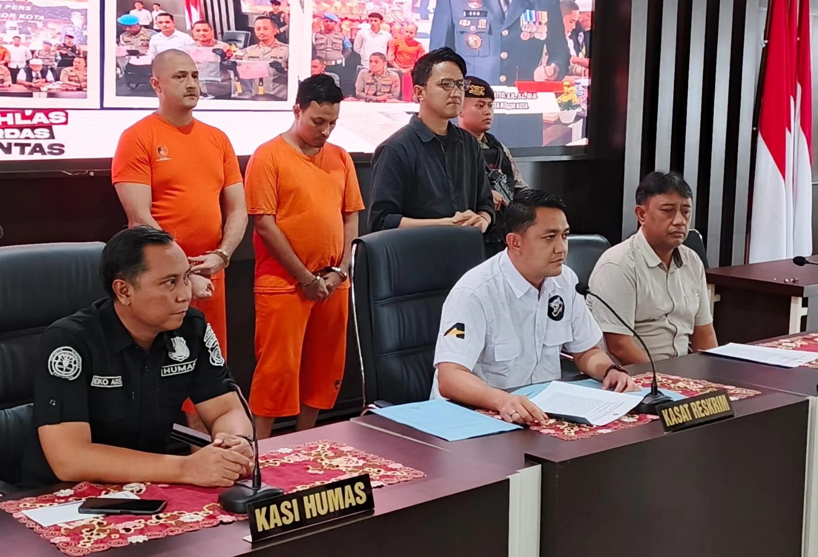 Kasat Reskrim Polresta Bogor Kota, AKP Aji Riznaldi bersama jajaran saat mengekspose dua tersangka, Rabu (19/2). (Yudha Prananda / Jabar Ekspres)