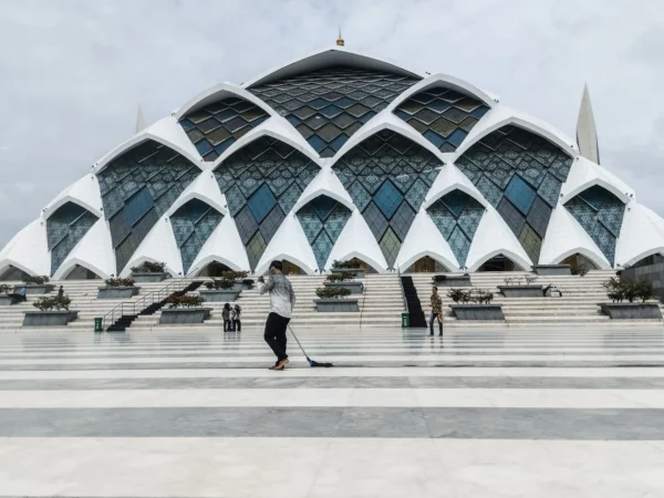 Petugas kebersihan sedang melakukan perawatan di Masjid Al Jabbar, Kota Bandung. Foto: Dimas Rachmatsyah / Jabar Ekspes