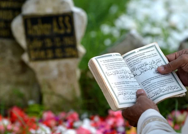 ILUSTRASI ziarah ke makam menjelang Ramadan