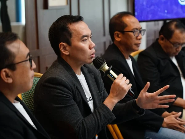 Direktur Digital Business Telkom Muhamad Fajrin Rasyid (kedua dari kiri) saat membahas mengenai pengembangan teknologi Artificial Intelligence (AI) di Jakarta, Rabu (26/2)